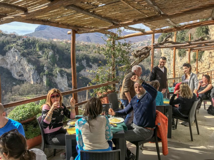 Amalfi: Walking tour between Furore vertical Vineyards - Key points at a glance
