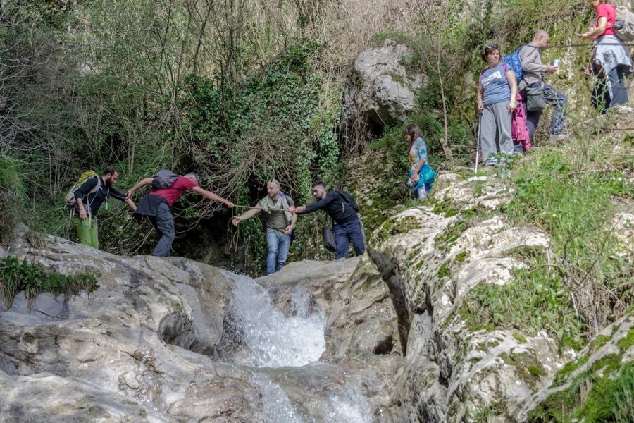 Amalfi: Walking tour between Furore vertical Vineyards - What the guide adds