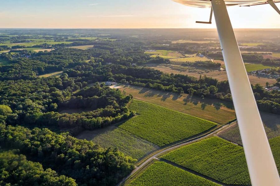 Bordeaux: Panoramic flight over vineyards and castles - Photography from a small aircraft