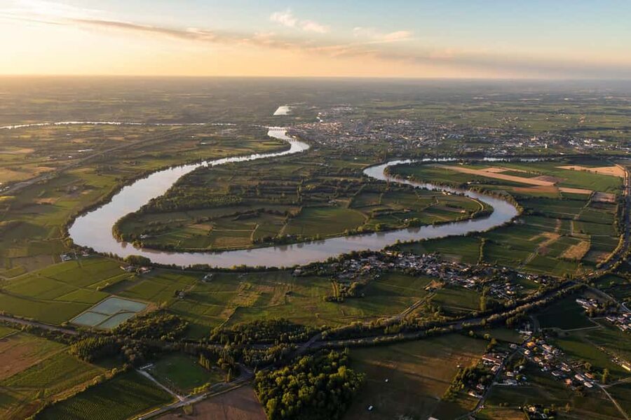 Bordeaux: Panoramic flight over vineyards and castles - Leaving from Les Artigues de Lussac