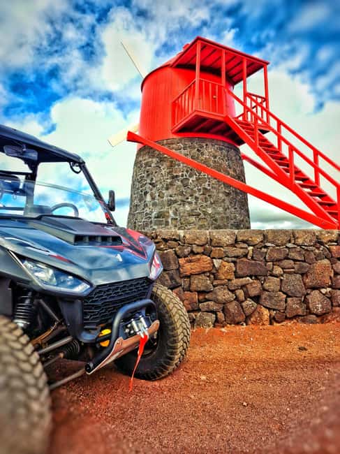 Buggy ride through the vineyards of Pico Island - The guides and the safety balance