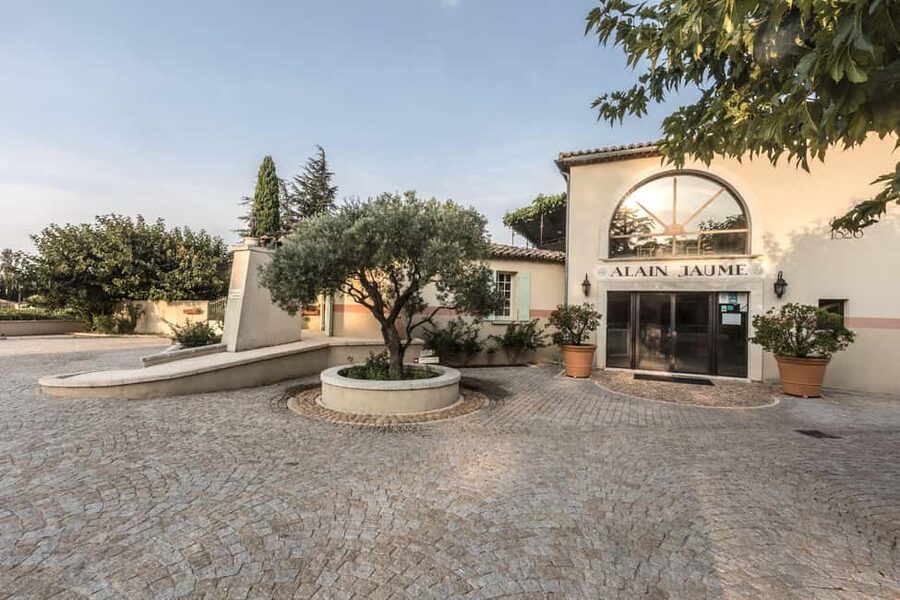 Châteauneuf du Pape: Visit the Alain Jaume vineyards and enjoy a gourmet meal - 11:30 a.m. inside the Alain Jaume cellars