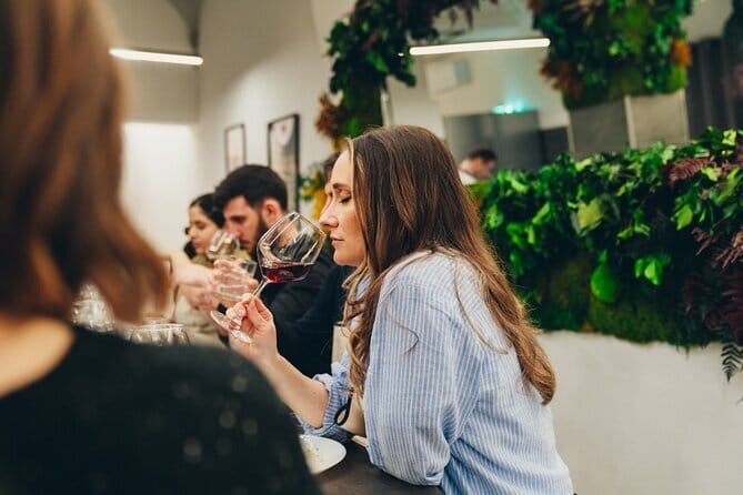 Chianti vineyards: Small-Group tour with wine tasting & Dinner - How the group size affects the evening