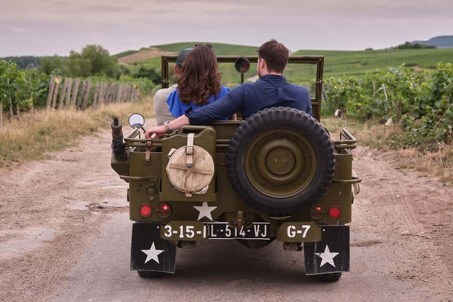 Epernay: Jeep tour of the vineyards with tasting and visits - The Champagne tasting at a smaller producer