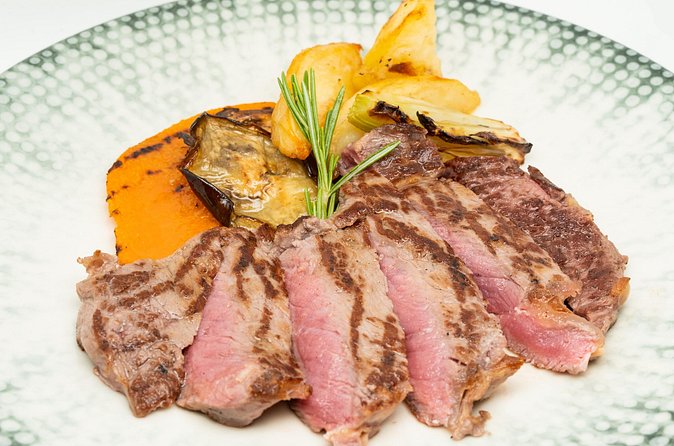 From Vineyard to Table: Wine Tasting & Neapolitan Lunch in Pompei - What the private format really changes