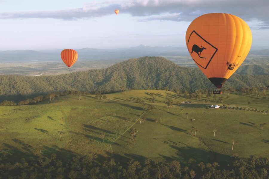 Gold Coast: Hot Air Balloon Flight and Vineyard Breakfast - Landing, balloon pack-up, and the photo opportunity