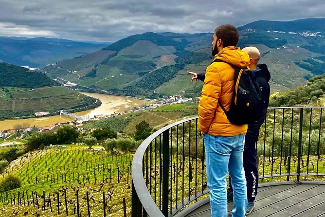 HIKING in the Douro Valley - Pinhão to Régua on National Road 222