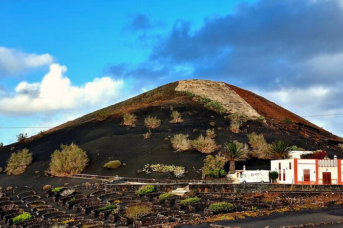 Lanzarote E-Bike Tour: Volcano Craters & Scenic Vineyards - The guide makes the difference