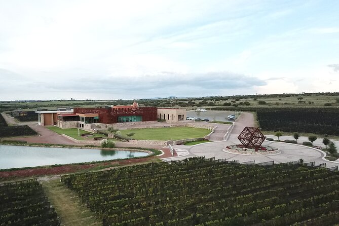 Local Vineyard Tour & Wine Tasting at the Independence Valley - The extra hour: lunch, views, and an easy decision