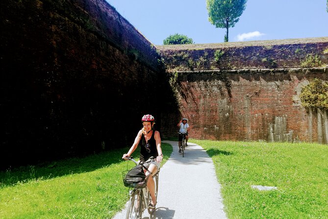 Lucca: self-guided bike tour + picnic in the vineyards - Starting at the Lucca Bike Rental Point