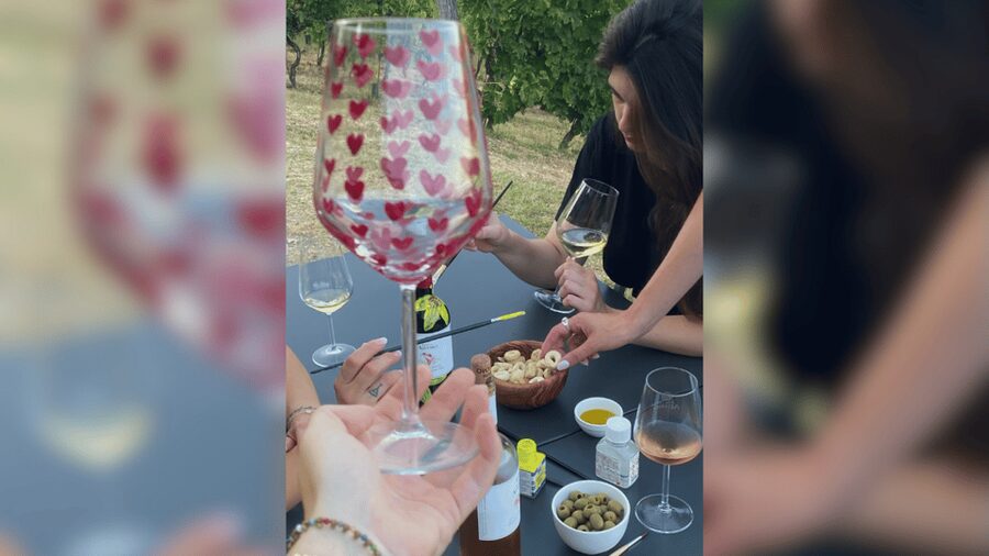 Lucca: Vineyard Paint & Sip at Tenuta Adamo Winery - Choosing a bottle or wine glass
