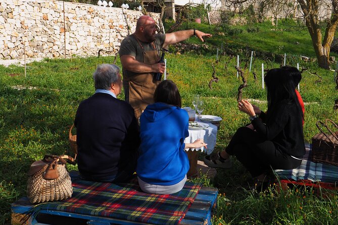 Picnic aperitif in the vineyard of an ancient trullo in Martina Franca - Finding your own place in the garden