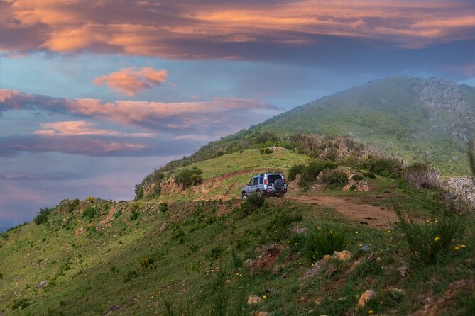 Private 4x4 Jeep Half Day - Picturesque Peaks, Vineyards, Skywalk - Passing through the Henriques & Henriques vineyards