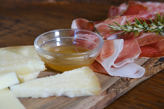 Private Tuscan Lunch with Wine & Evo oil tasting in the Vineyard - The wine, oil, and vinegar tasting