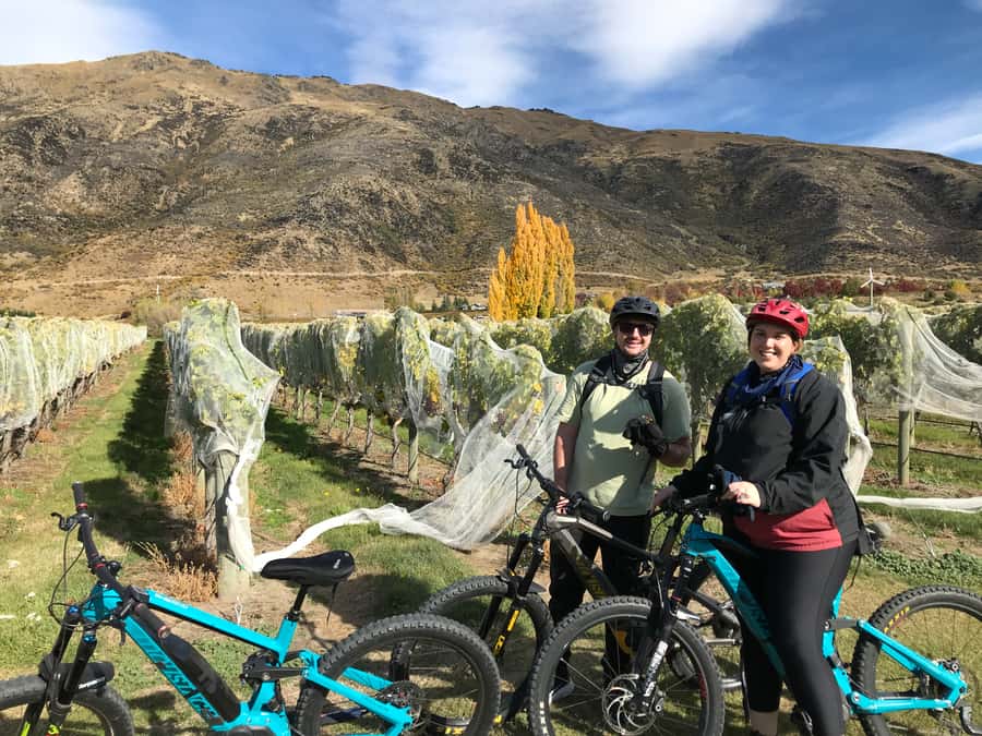Queenstown: Guided E-Bike Tour with Winery Visits & Tastings - Guides, group size, and the feel of the day