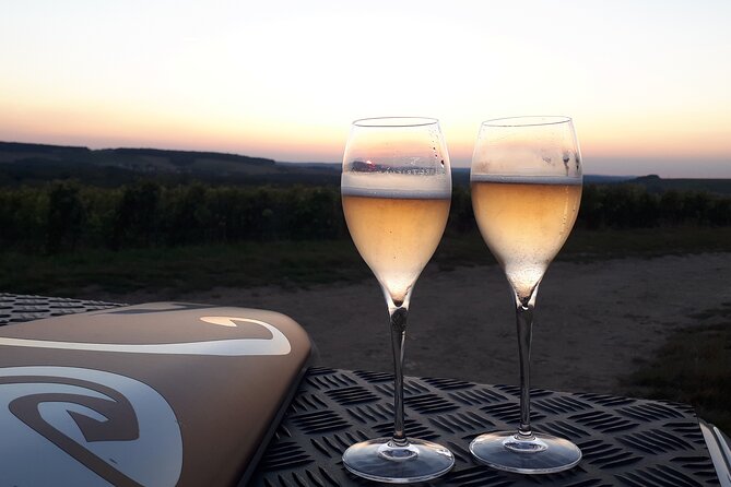 Sunset and champagne tasting in the vineyards - Who will enjoy this evening most?