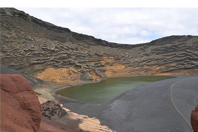 Tour Lanzarote South with Winery Visit - What the guide and bus format mean for you