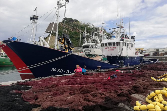 TXAKOLI vineyards HIKE, ZUMAIA and GETARIA - Private Outdoor & Gastronomic Tour - A Three-Course Basque Lunch at Mayflower Erretegia