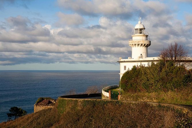 TXAKOLI vineyards HIKE, ZUMAIA and GETARIA - Private Outdoor & Gastronomic Tour - The Scenic Return Through Zarautz, Orio, and Mount Igueldo