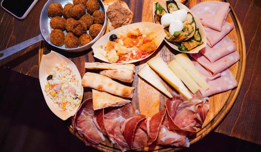 Vinci:Discovering Leonardo's Origins & Aperitif in Vineyards - Summer aperitif among the vineyards