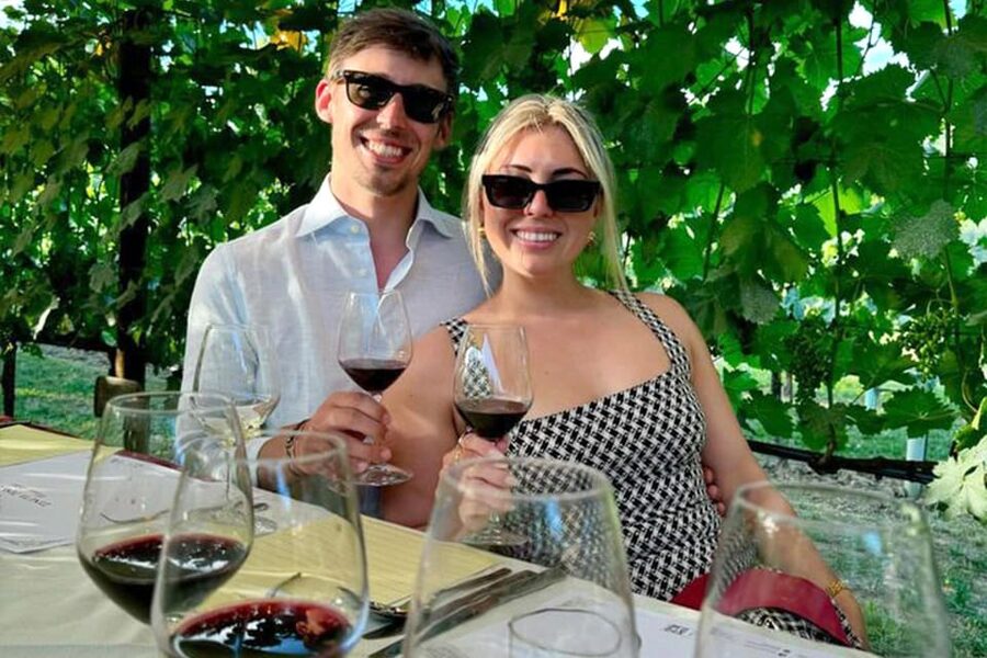 Vineyard Walk, Lunch or Dinner with Wine Tasting - Walking through the San Gimignano vines